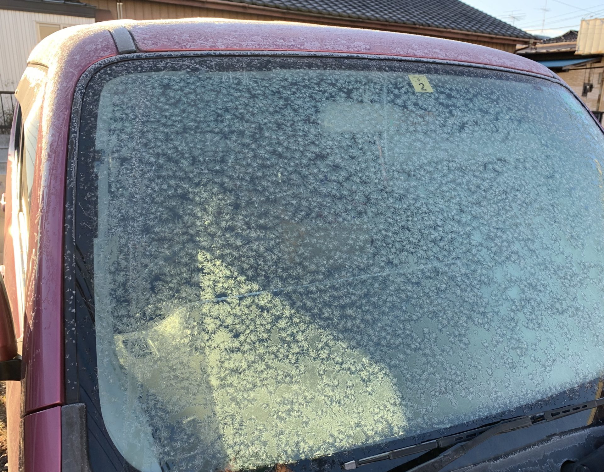 車のフロントガラス凍結対策には日光の当たる場所に車を止めるのが一番