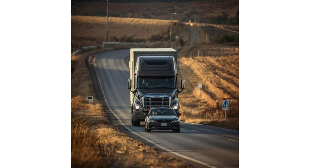 乗用車の後ろを走るトラック